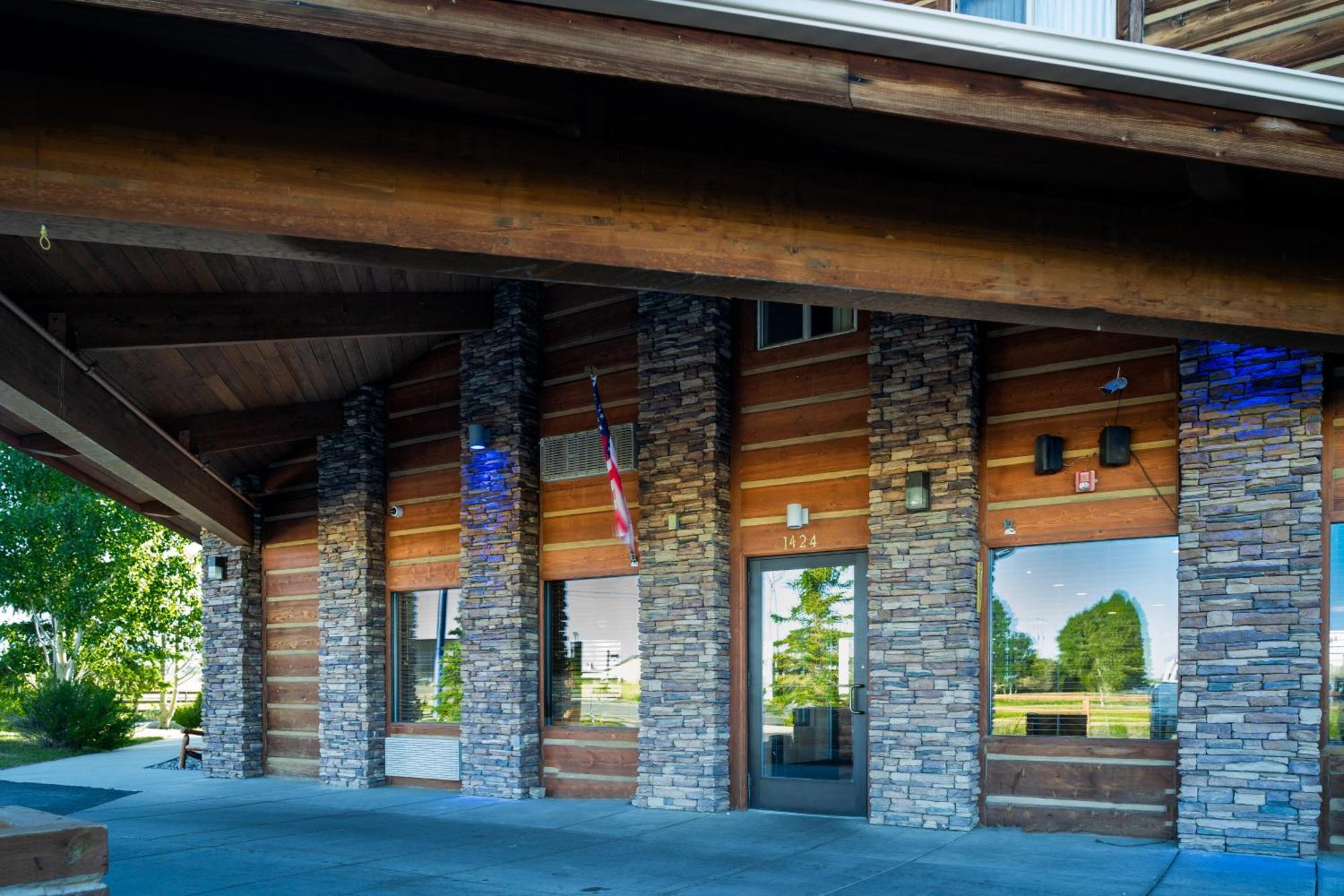 Pinedale Hotel & Suites Exterior photo